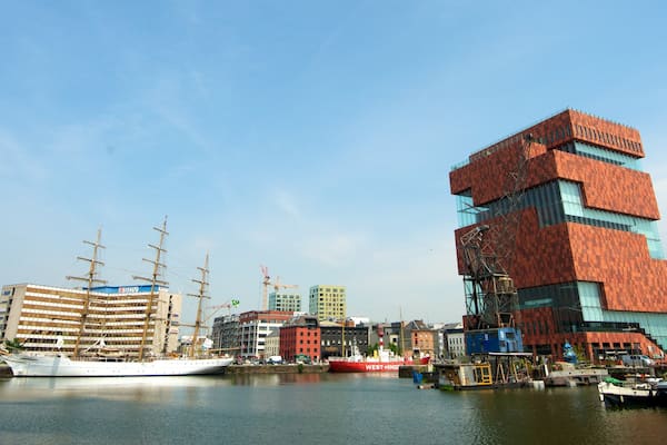 Museum aan de Stroom qui includes baie ou port, marina et ville