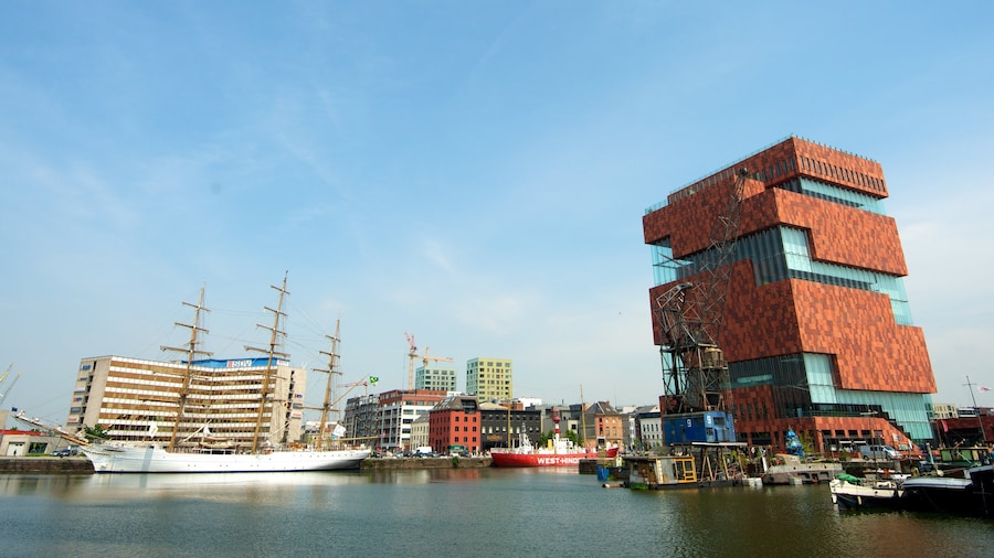 Museo Aan de Stroom que incluye una bahía o puerto, una marina y una ciudad
