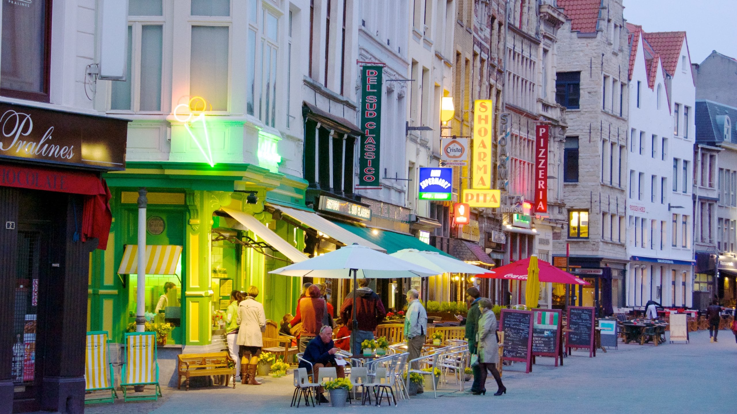 Amberes ofreciendo escenas de café, una ciudad y escenas urbanas