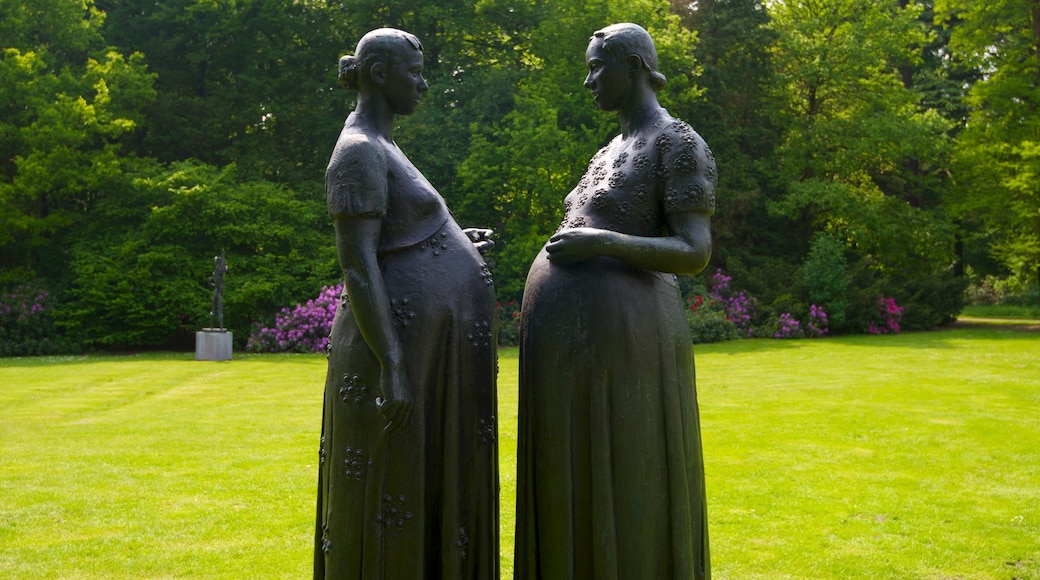 Middelheimpark inclusief een standbeeld of beeldhouwwerk, kunst in de open lucht en een park