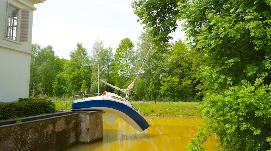 Middelheimpark inclusief een tuin, een rivier of beek en kunst in de open lucht