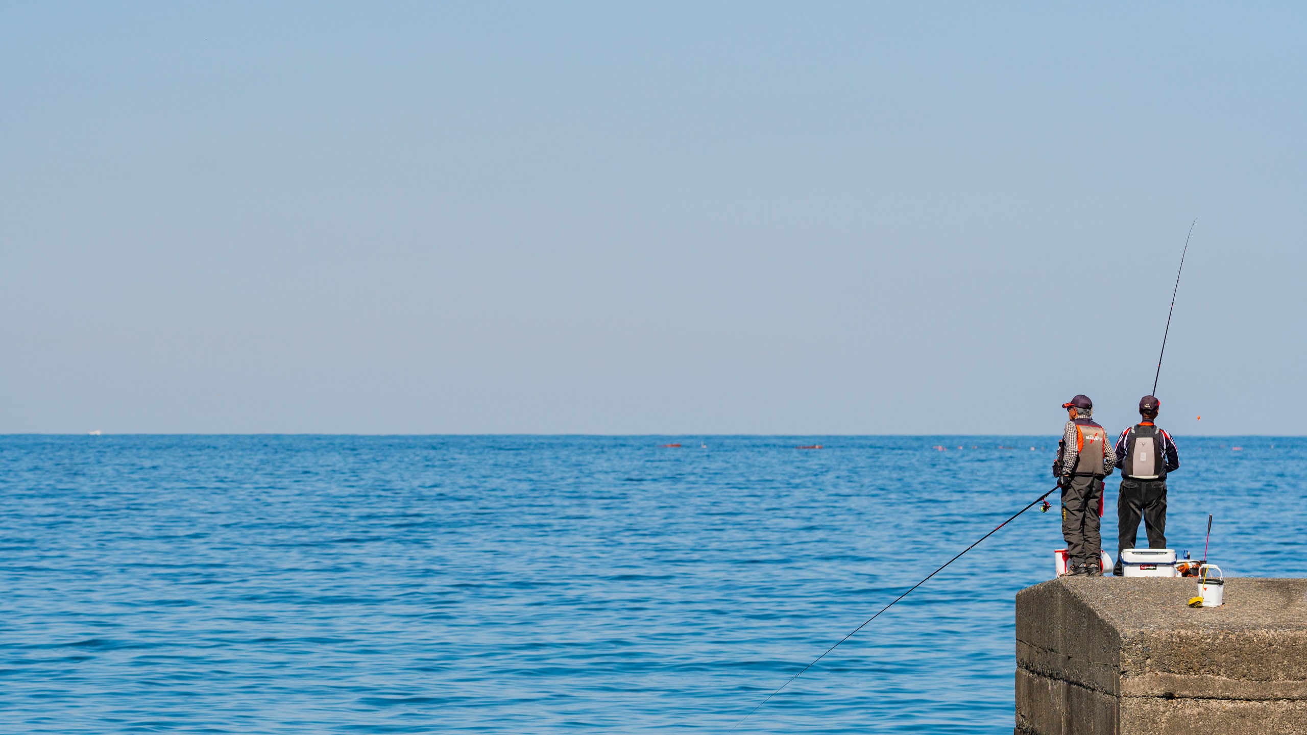 Kawana Beach which includes general coastal views and fishing as well as a couple