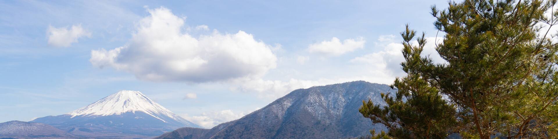 Lake Motosuko which includes a lake or waterhole and mountains