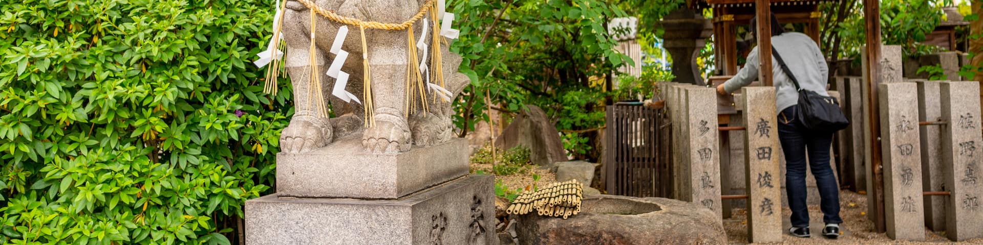 Horikoshi Shrine featuring a statue or sculpture, heritage elements and a temple or place of worship