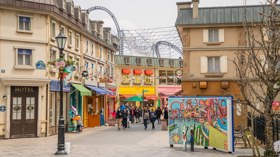 Fuji-Q Highland showing street scenes and outdoor art
