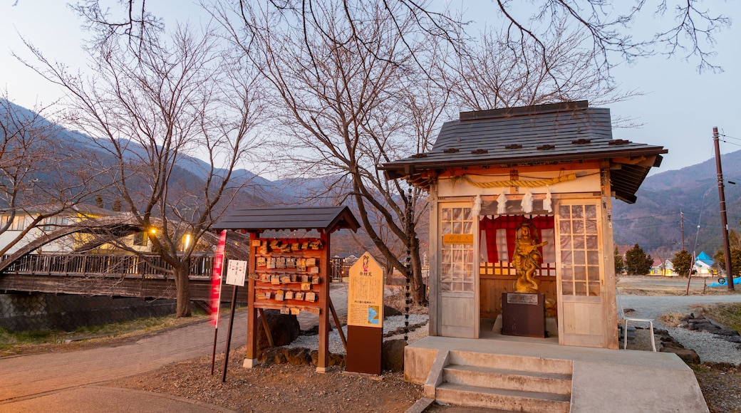 Fujikawaguchiko showing heritage elements and a garden