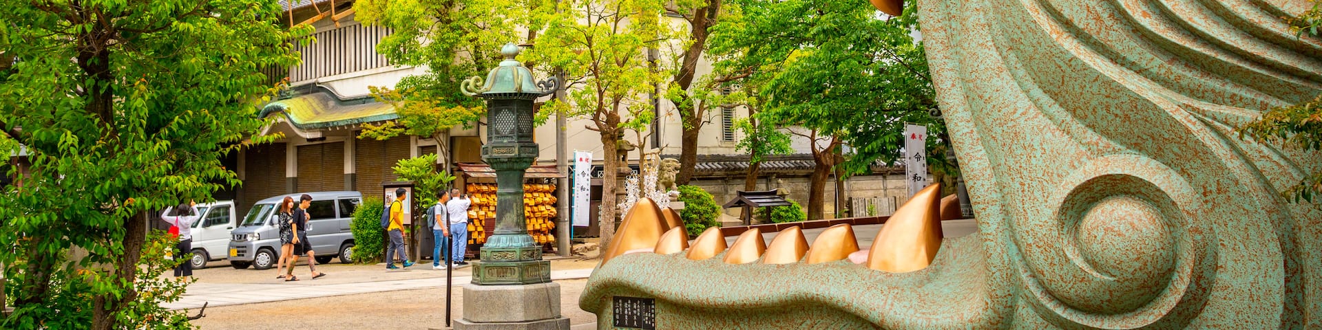Namba Yasaka Shrine showing outdoor art