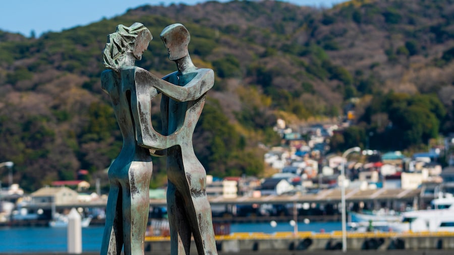 Nagisa Park showing outdoor art and a bay or harbor