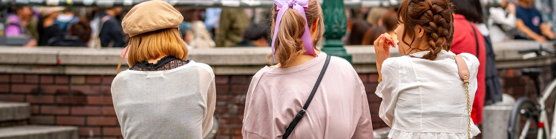 Amerika-Mura Triangle Park showing street scenes as well as a small group of people