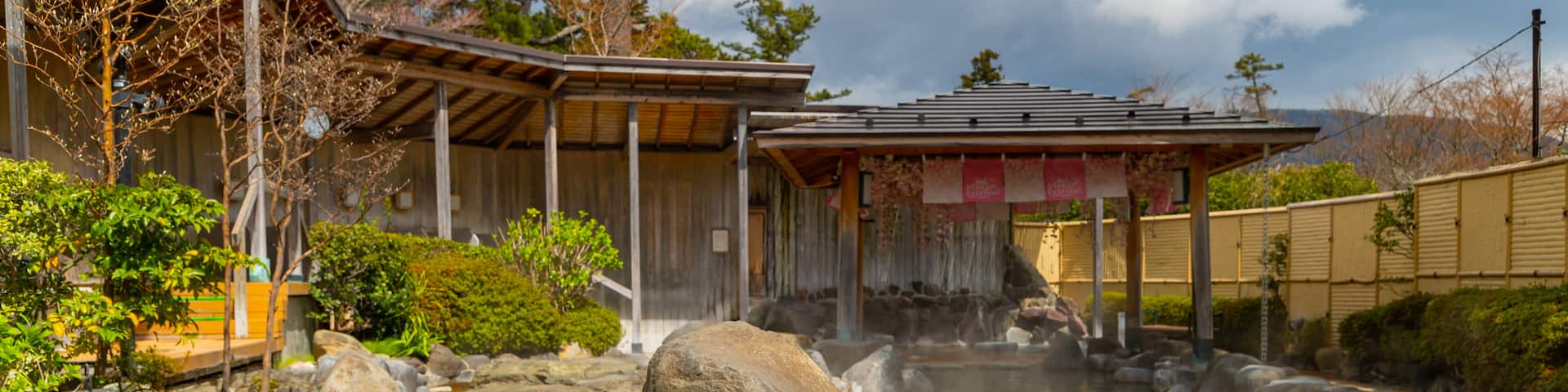 Hakone Kowakien Yunessun showing a pond, mist or fog and a pool