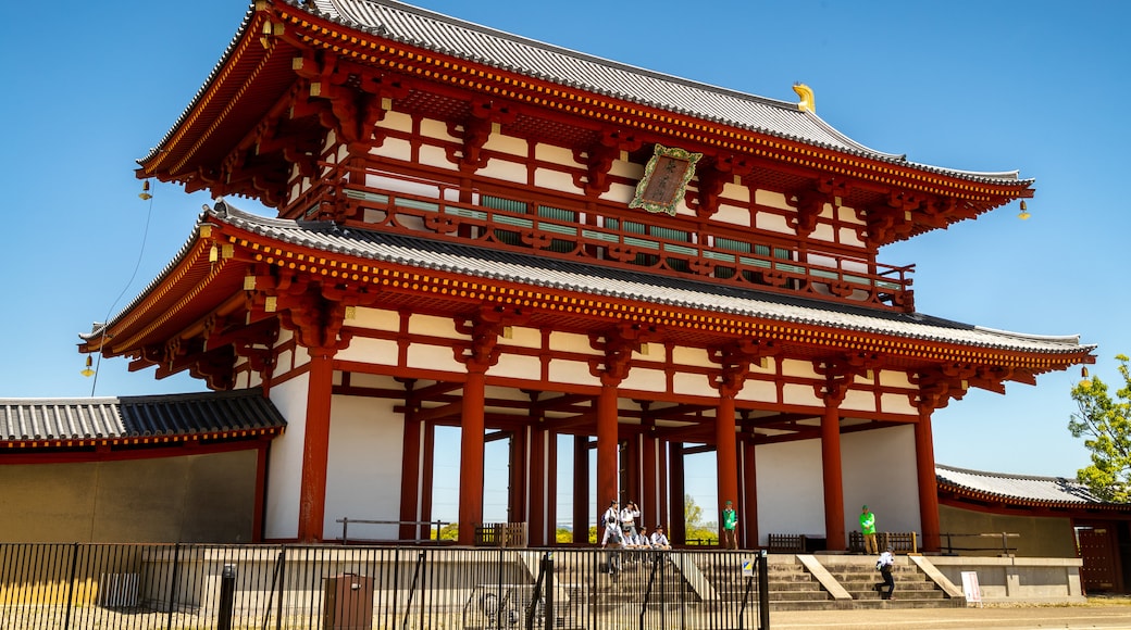 Suzakumon Gate showing a temple or place of worship and heritage architecture