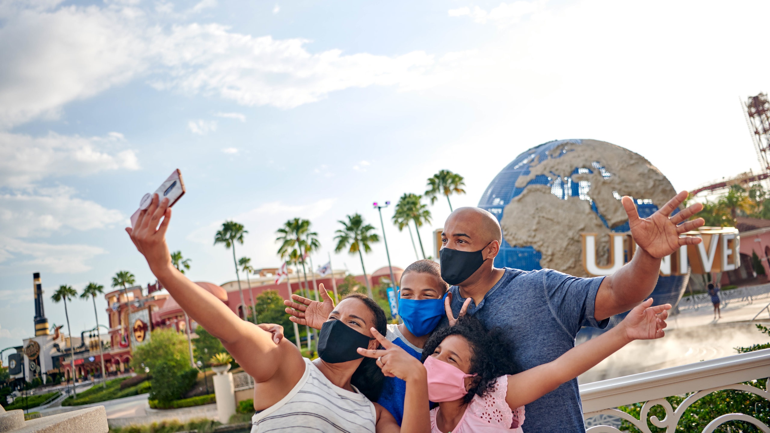 An attraction popular with visitors from around the world, where you can wander through film sets and enjoy the thrills and spills of the rides.