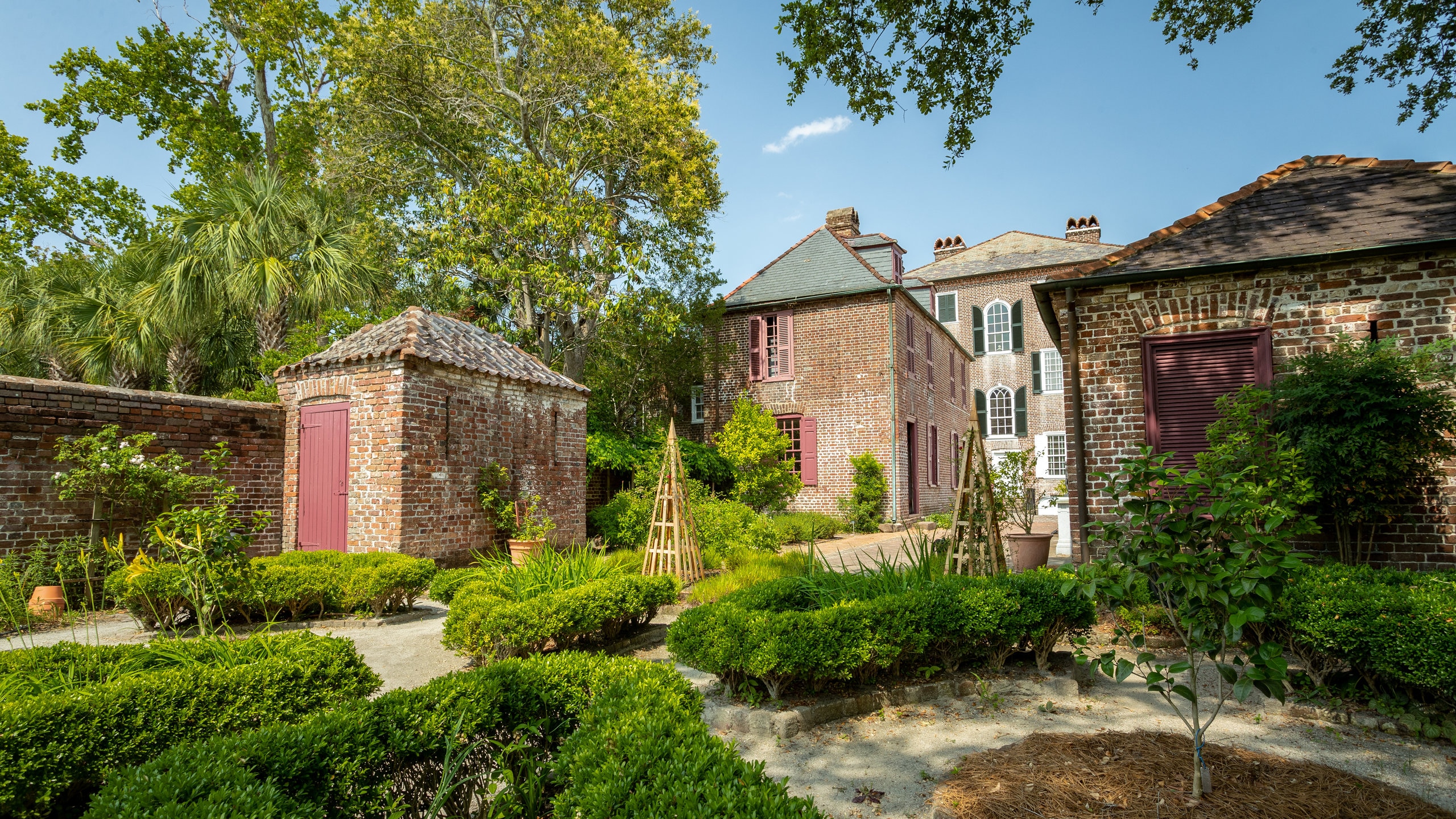 Heyward-Washington House showing a park