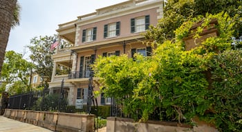 Edmonston-Alston House featuring a house