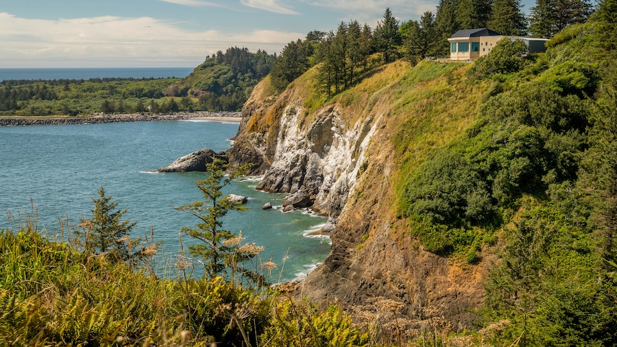 Lewis and Clark Interpretive Center which includes rocky coastline and general coastal views