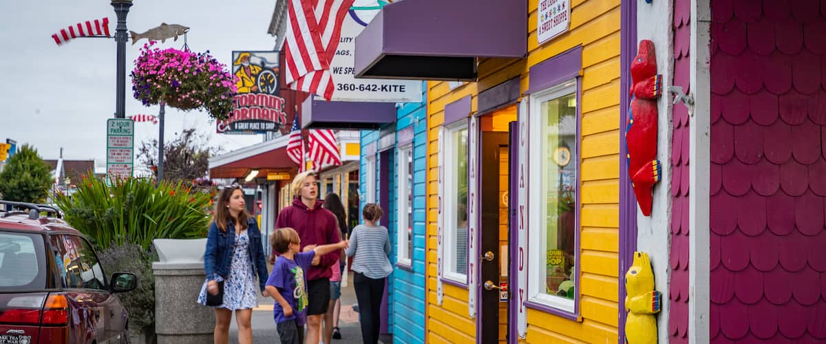 Long Beach showing street scenes as well as a family
