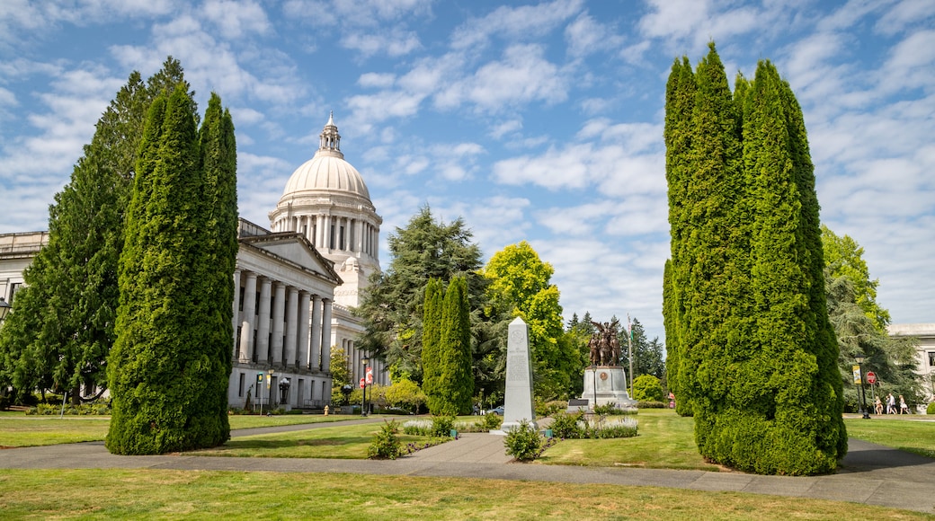 Washington State Capitol showing an administrative buidling, heritage architecture and a garden