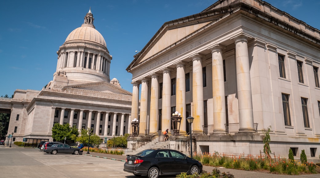 Washington State Capitol showing heritage architecture and an administrative buidling