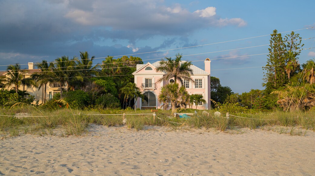 Captiva featuring a house and a beach