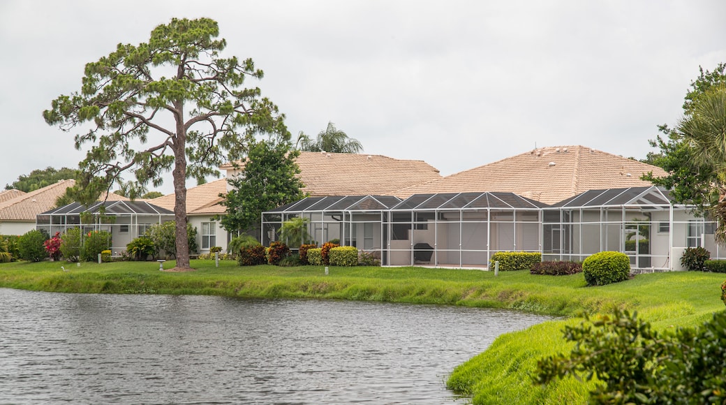 Stoneybrook Golf & Country Club showing a lake or waterhole