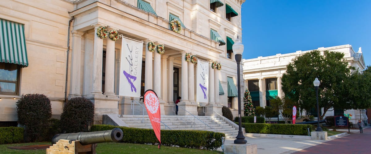 Downtown showing heritage elements and heritage architecture