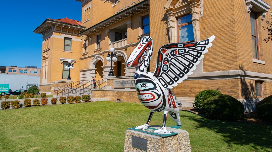 Downtown showing heritage elements and outdoor art