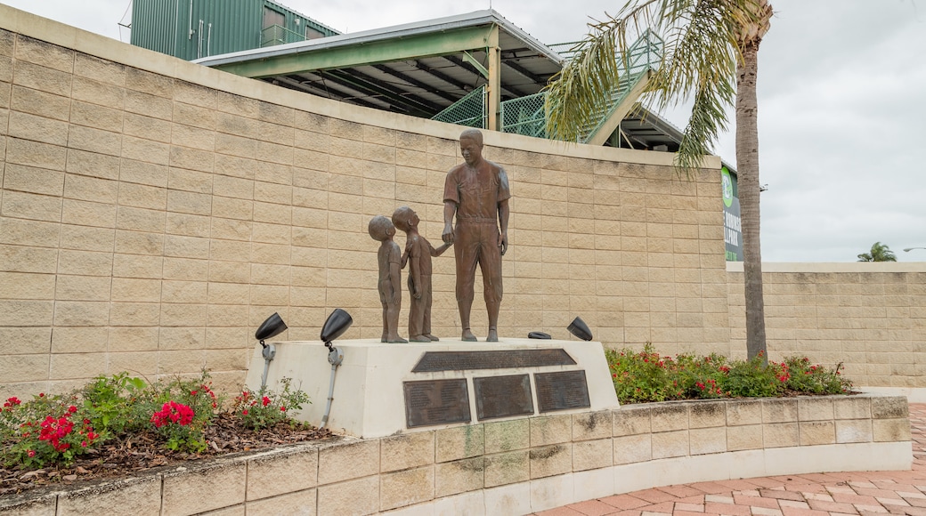 Campo di baseball e statua di Jackie Robinson