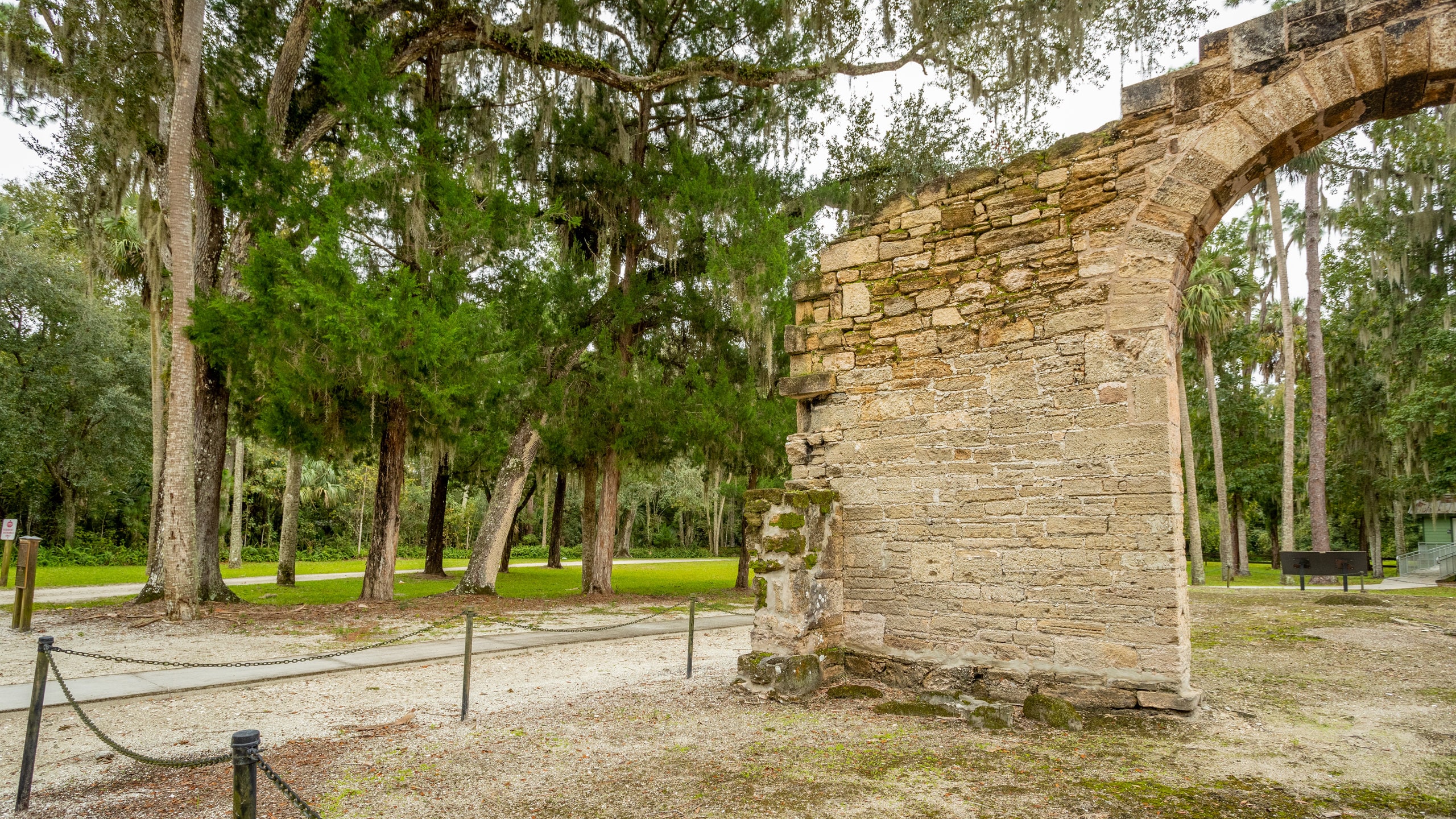 Sugar Mill Ruins showing heritage elements, a park and a ruin