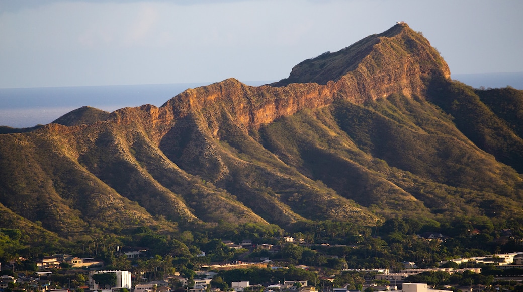 Diamond Head featuring mountains