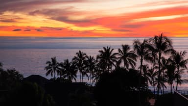 Kailua-Kona showing tropical scenes, general coastal views and a sunset