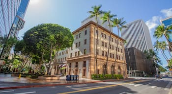 Downtown Honolulu which includes heritage architecture and a city