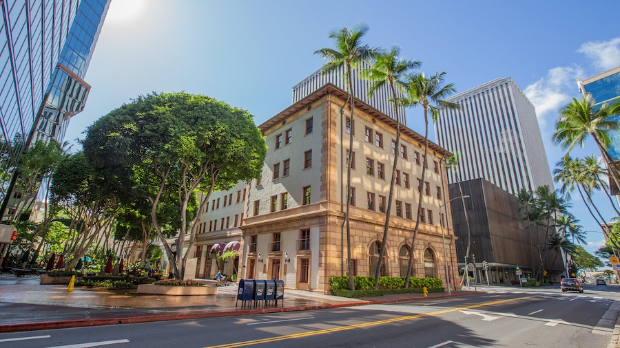 Downtown Honolulu which includes heritage architecture and a city