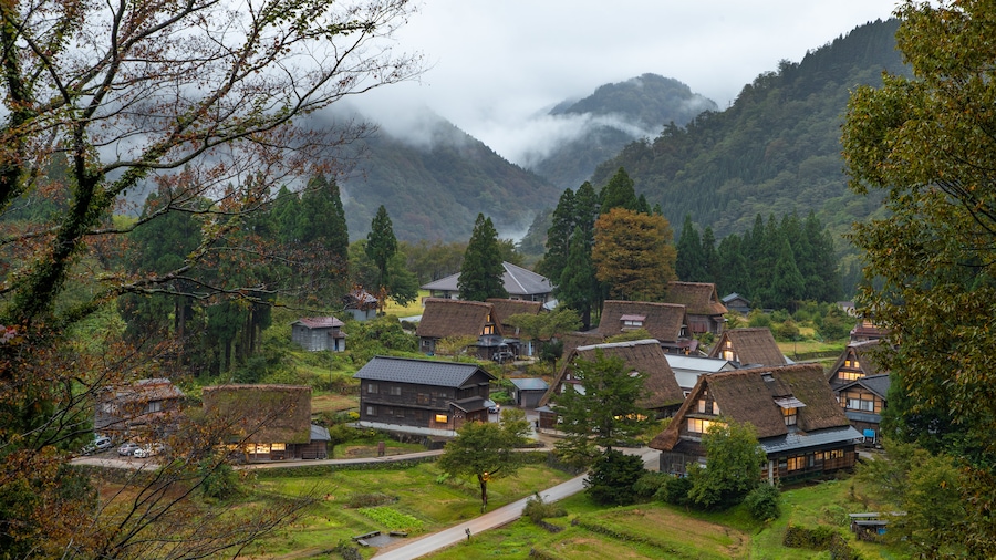 Ainokura showing a small town or village and landscape views