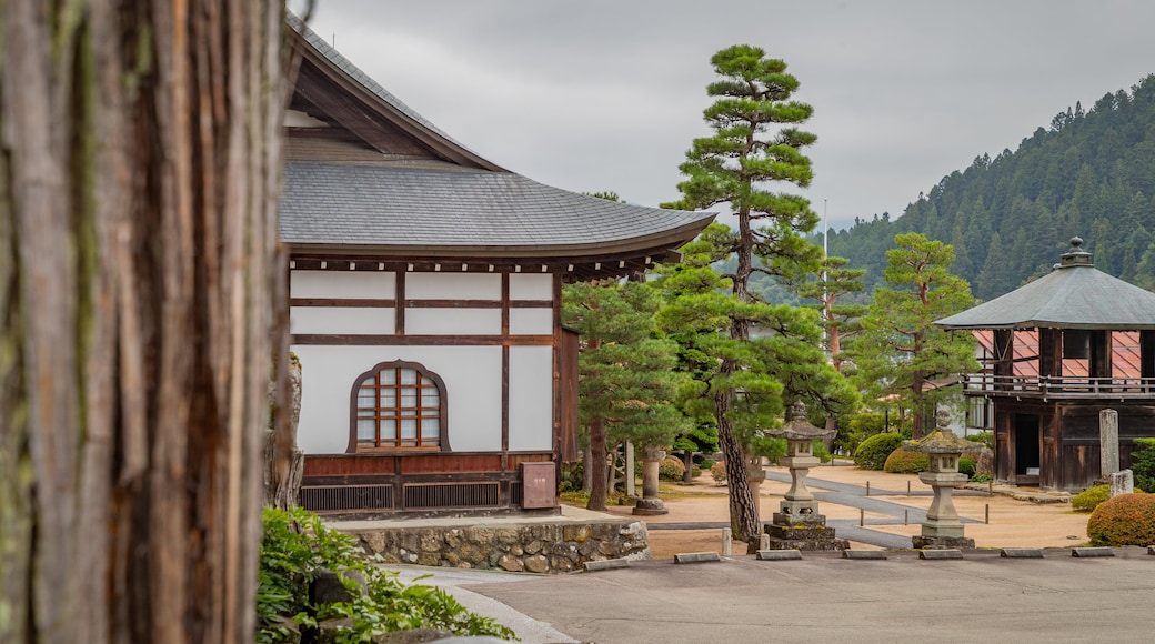 Higashiyama Walking Course showing heritage elements