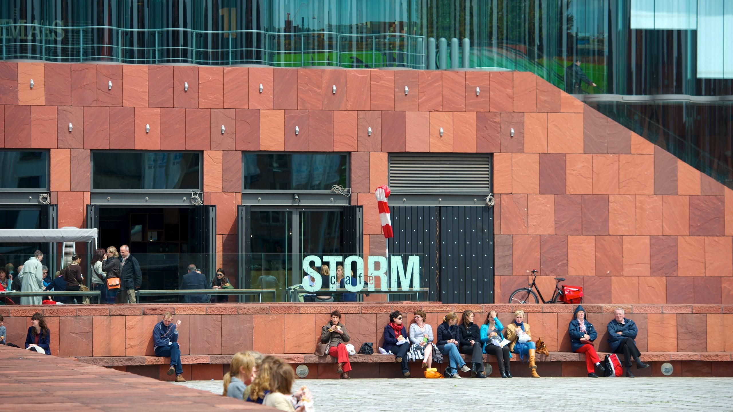 Museum aan de Stroom mettant en vedette signalisation aussi bien que important groupe de personnes