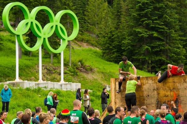 Whistler Olympic Park welches beinhaltet Sportevent und Beschilderung sowie große Menschengruppe