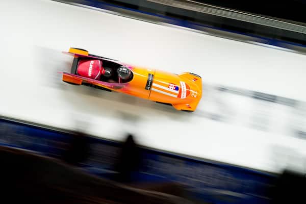 Centre des sports de glisse de Whistler montrant neige, snowtubing et épreuve sportive