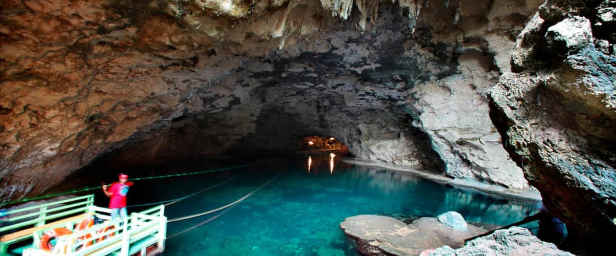 República Dominicana que incluye cuevas y espeleología y también un hombre