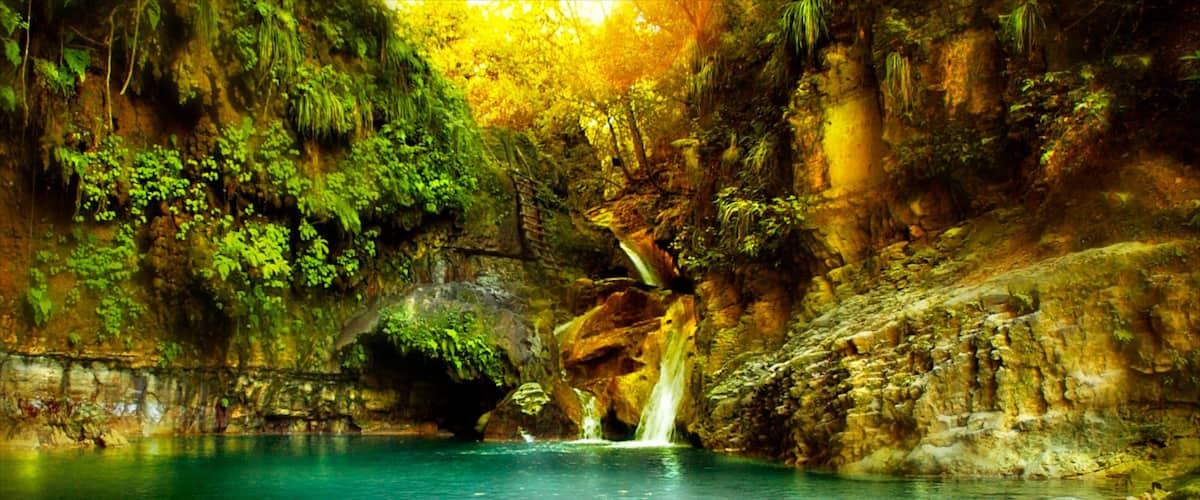 República Dominicana que incluye una catarata, un lago o abrevadero y un barranco o cañón