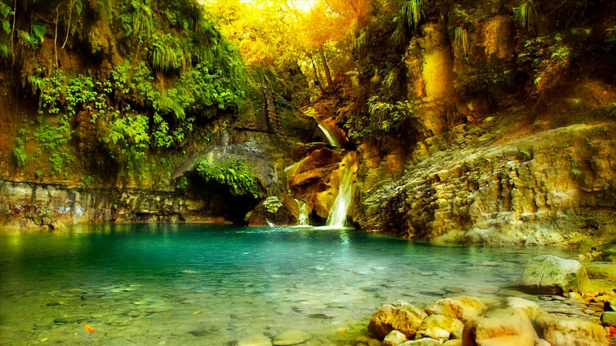 República Dominicana que incluye una catarata, un lago o abrevadero y un barranco o cañón