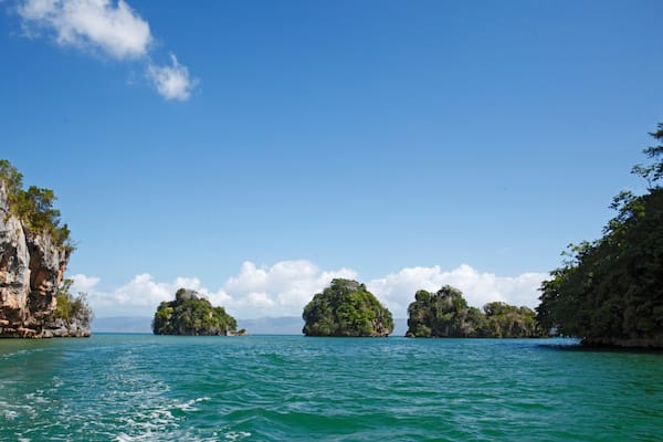 Nationalpark Los Haitises das einen allgemeine KĂŒstenansicht, Landschaften und Inselbilder