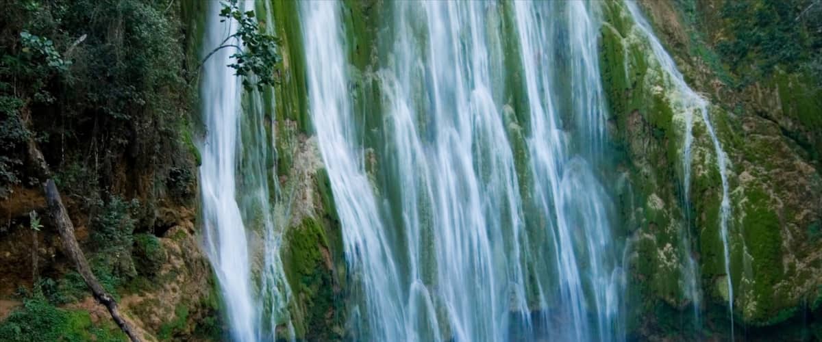 Parque Nacional Los Haitises ofreciendo una cascada