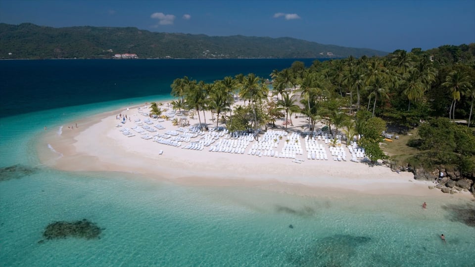 República Dominicana mostrando vistas de una isla, una playa de arena y escenas tropicales