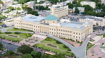 Santo Domingo caracterizando um pequeno castelo ou palácio, um edifício administrativo e uma cidade