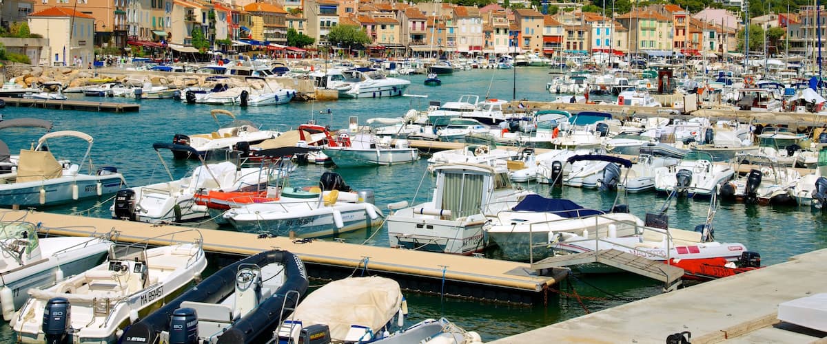 Cassis das einen allgemeine Küstenansicht, Küstenort und Bootfahren