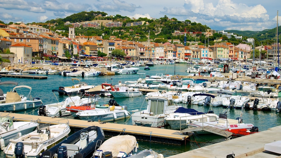 Cassis which includes a coastal town, general coastal views and boating