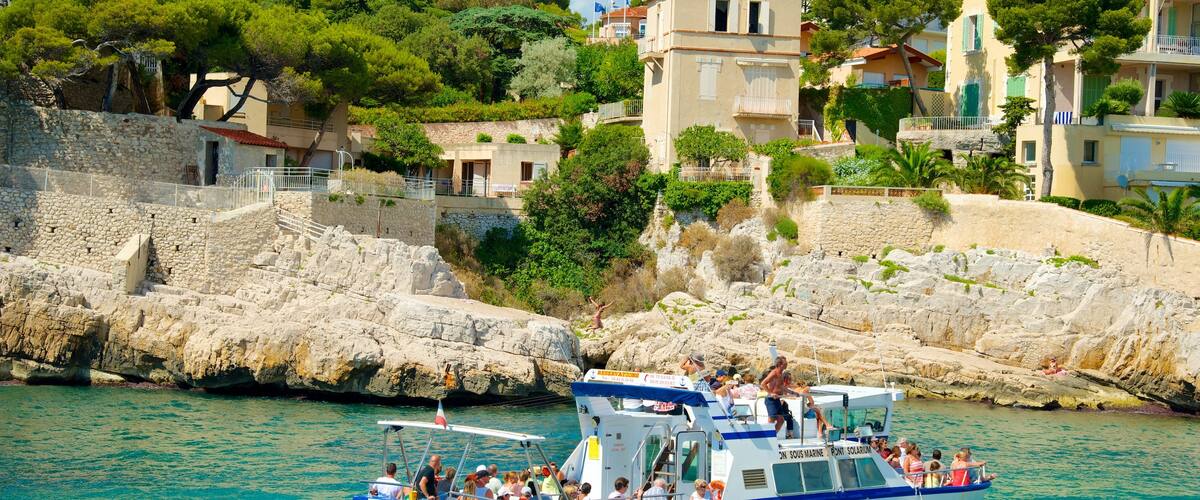 Cassis which includes general coastal views, rocky coastline and a coastal town