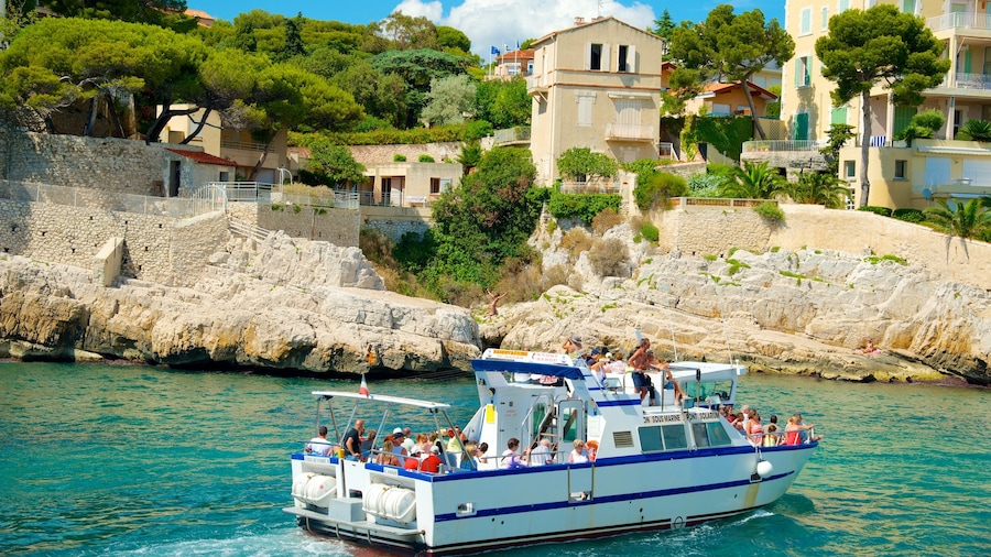 Cassis toont een kuststadje, algemene kustgezichten en rotsachtige kustlijn