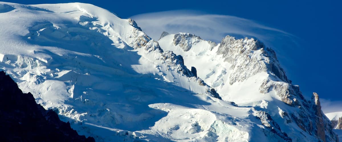 霞慕尼白朗峰 设有 山 和 下雪