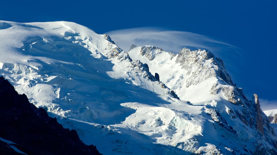 Chamonix-Mont-Blanc showing mountains and snow